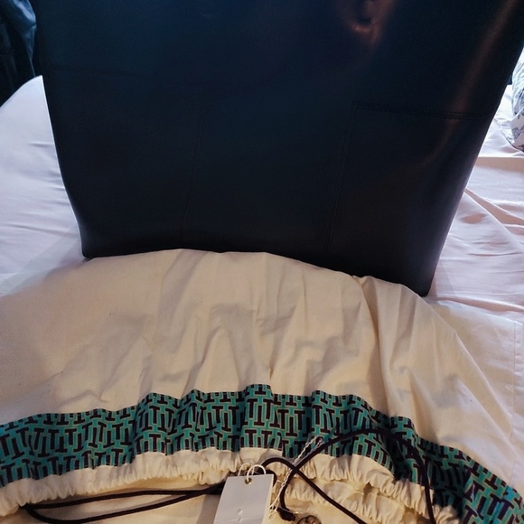 Handbags - Picture 3 of 3